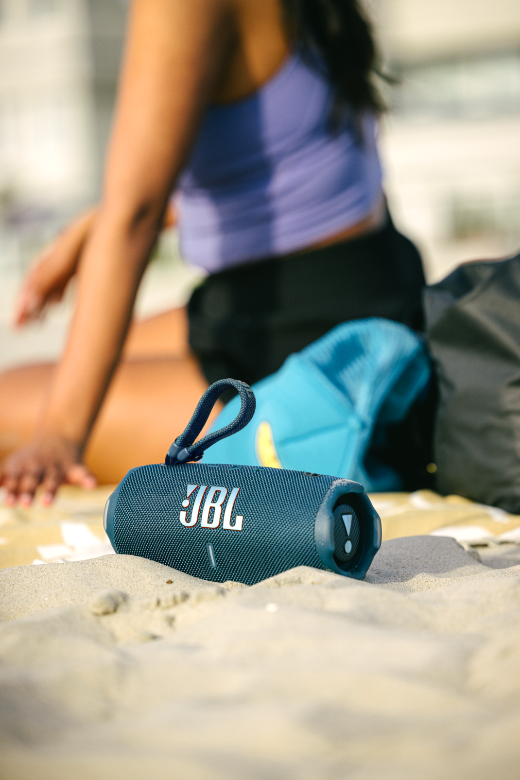LS_JBL_CHARGE6_LIFESTYLE_VOLLEYBALL_EU6A8901_x1